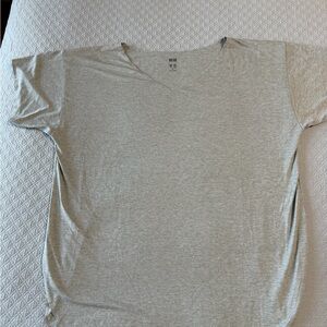 Uniqlo Airism Women’s Light Gray Short Sleeve Tee with shirt tail hem, Size XL